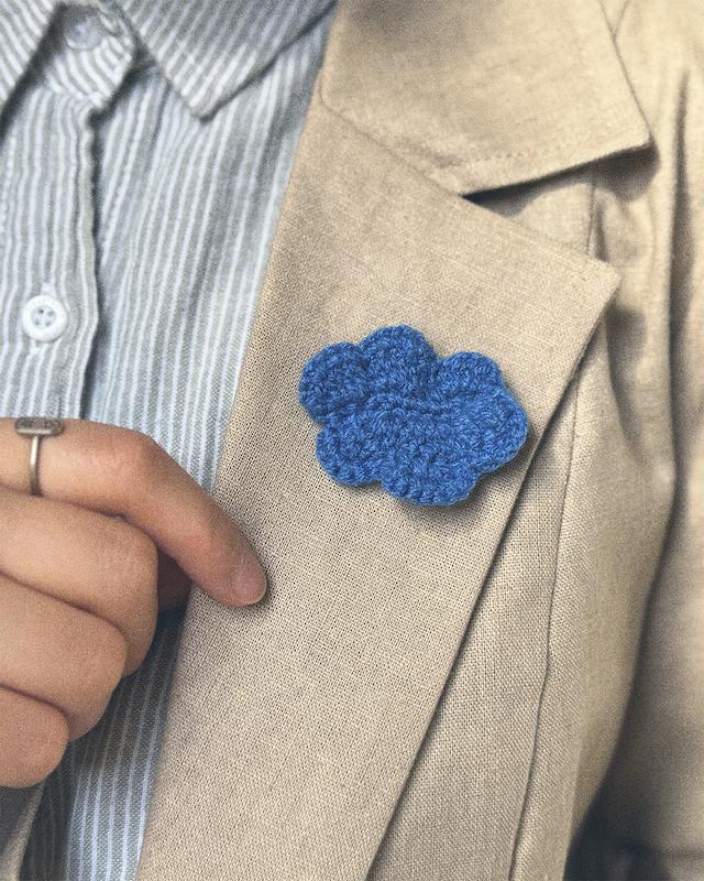 سنجاق سینه دستبافت «تکه‌ای از آسمان»