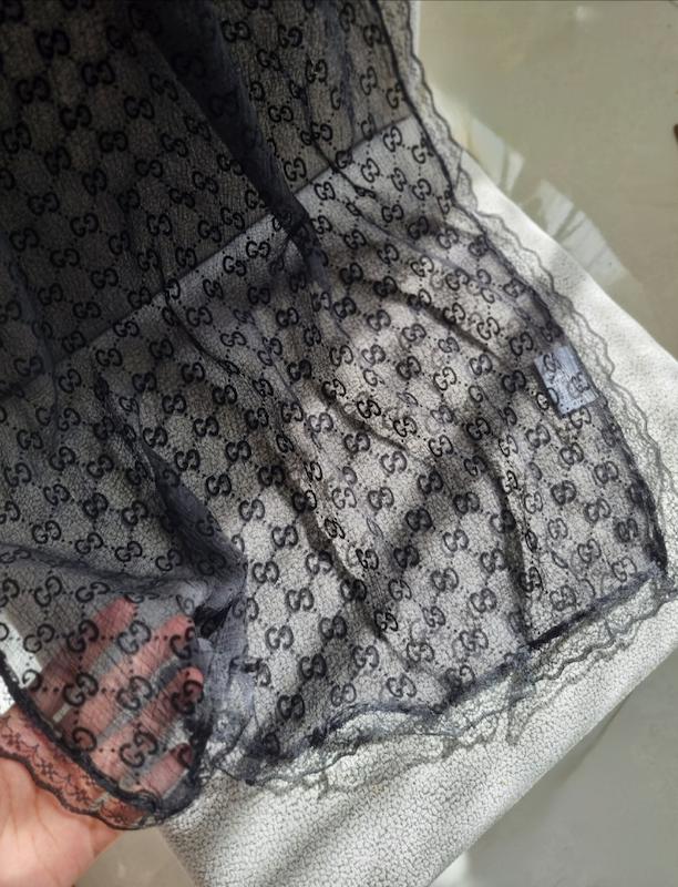 شال گوچی دور دانتل