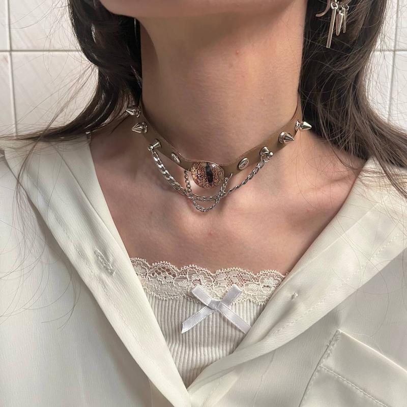 چوکر‌ اسپایکی قهوه ای