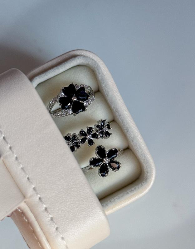 انگشتر گل مشکی