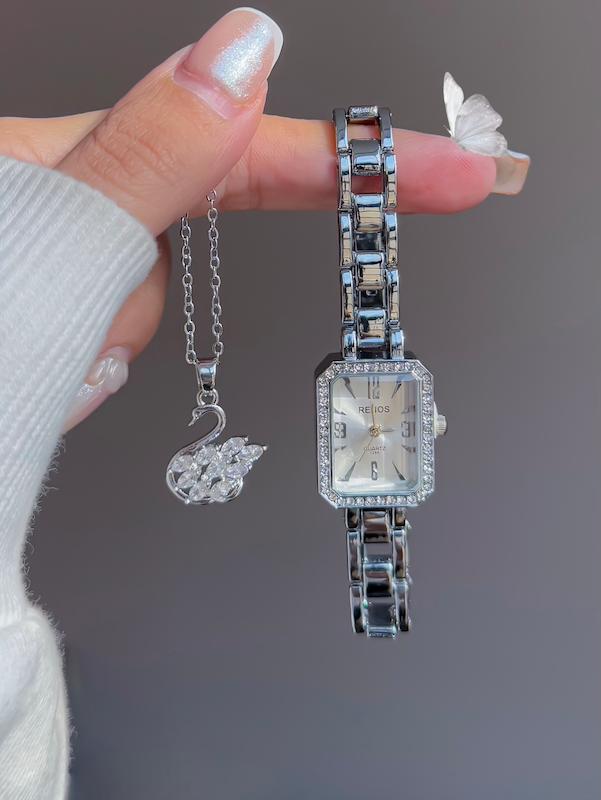 ساعت رنوس نگینی