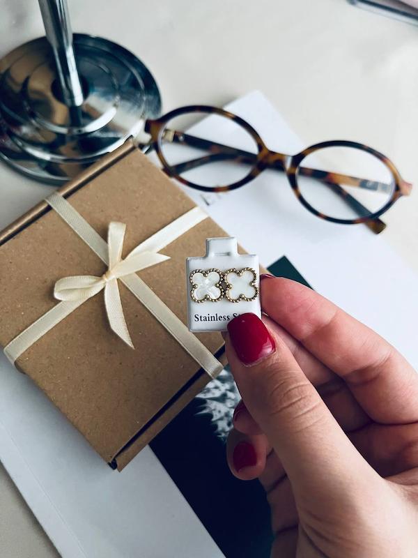 گوشواره ونکلیف سفید مشکی