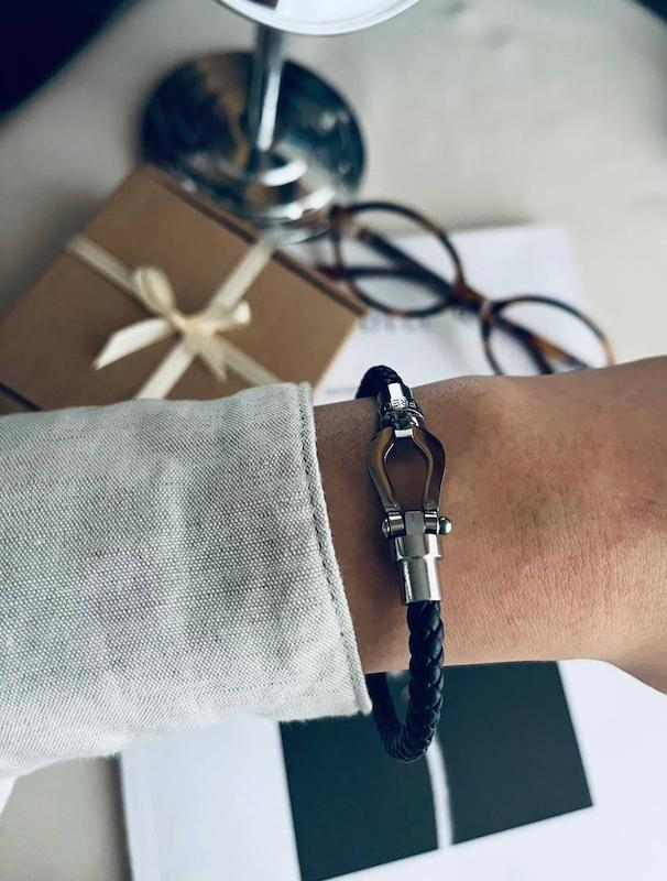 دستبند چرم فرد ساده حکدار مشکی