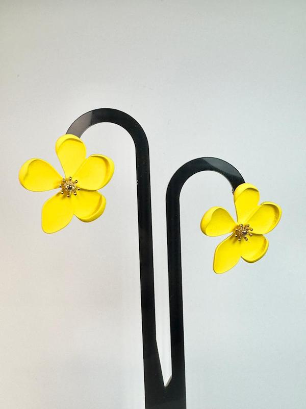 کوشواره زنانه وارداتی طرح yellow flower برگ رنگ زرد مدل سوزنی 