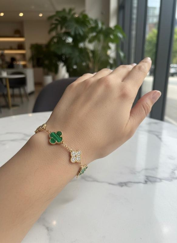 دستبند زنانه وارداتی طرح  Van cleef green gold برند ون کلیف رنگ طلایی