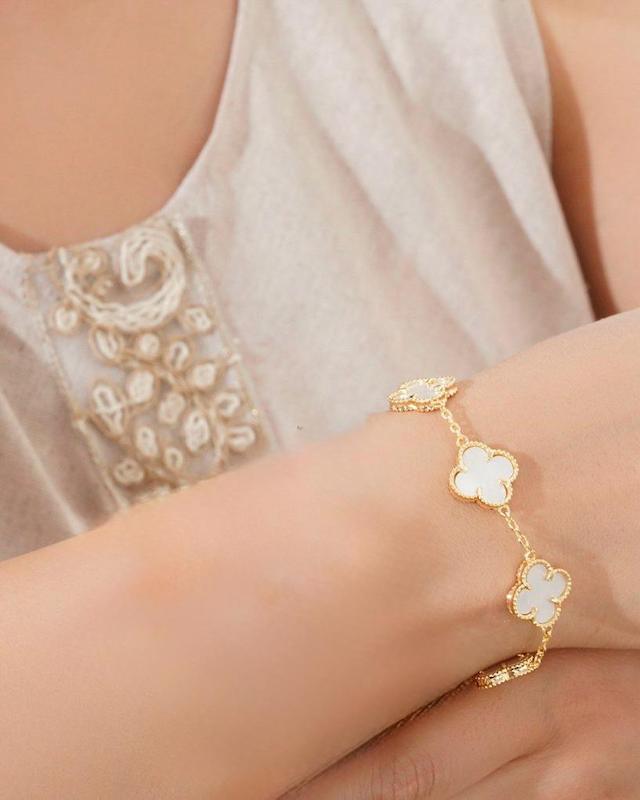 دستبند زنانه وارداتی طرح van cleef shellfish برند ون کلیف رنگ طلایی