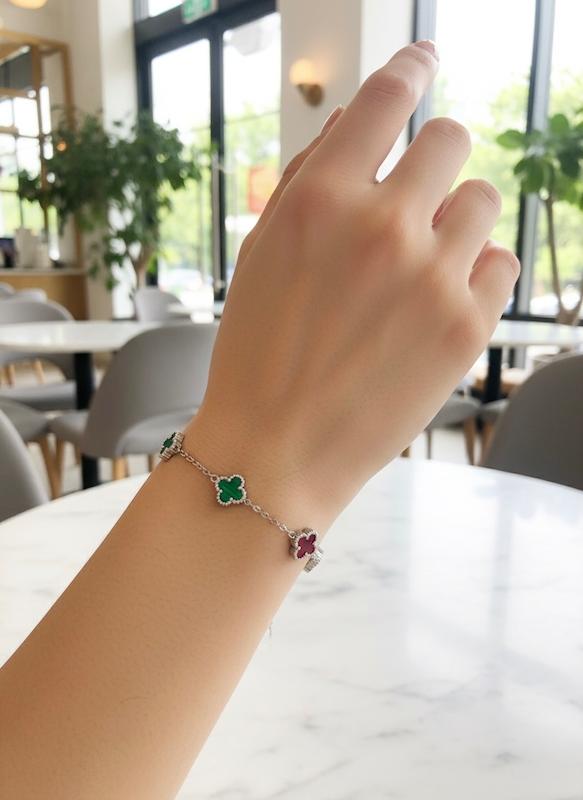 دستبند زنانه وارداتی طرح چند رنگ برند van cleef ون کلیف رنگ نقره ای