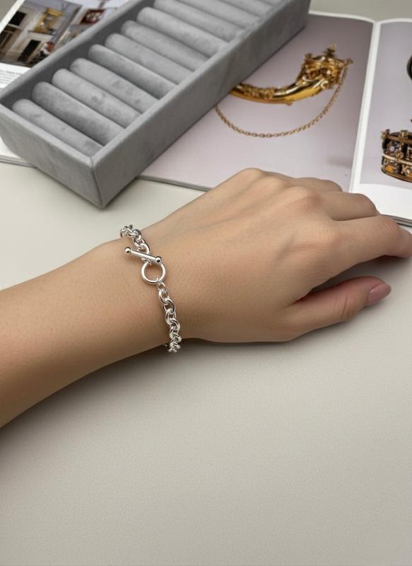 دستبند زنانه وارداتی طرح قلمدون ساده رنگ نقره ای قفل T