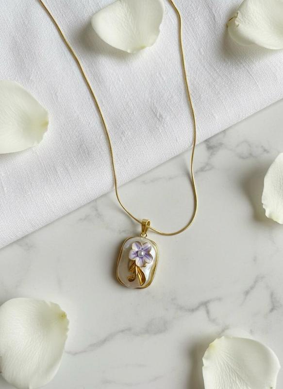 گردنبند گل برجسته