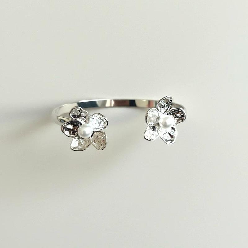 بنگل و النگوی زنانه وارداتی طرح pearl flower فری سایز رنگ نقره ای