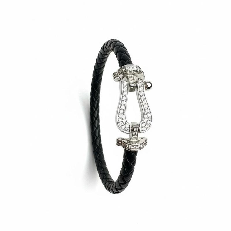 دستبند چرم زنانه وارداتی مدل نگینی طرح fred رنگ مشکی نقره ای