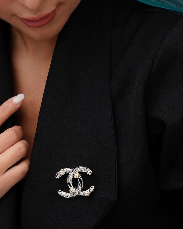 گل سینه CHANEL PEARL