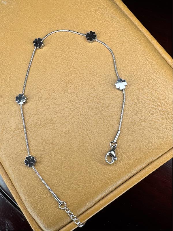 پابند زنانه وارداتی طرح برگ گل رنگ نقره ای فری سایز