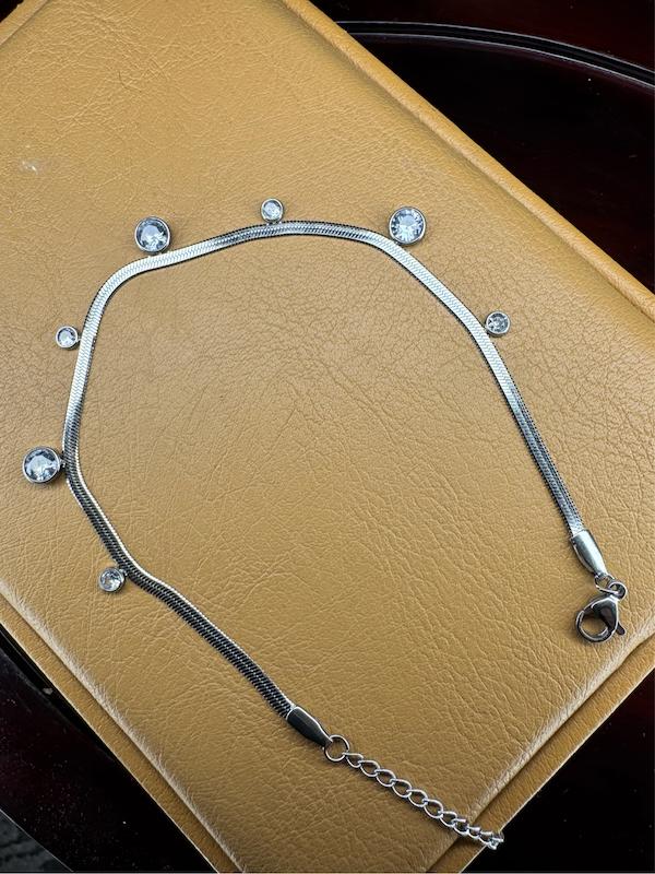 پایند وارداتی زنانه طرح چند نگین Jewel گرد رنگ نقره ای فری سایز