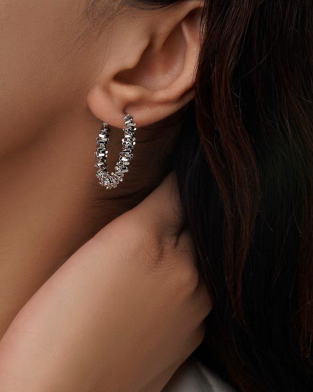 گوشواره زنانه وارداتی طرح خاویاری آبکاری رادیوم رنگ نقره ای 