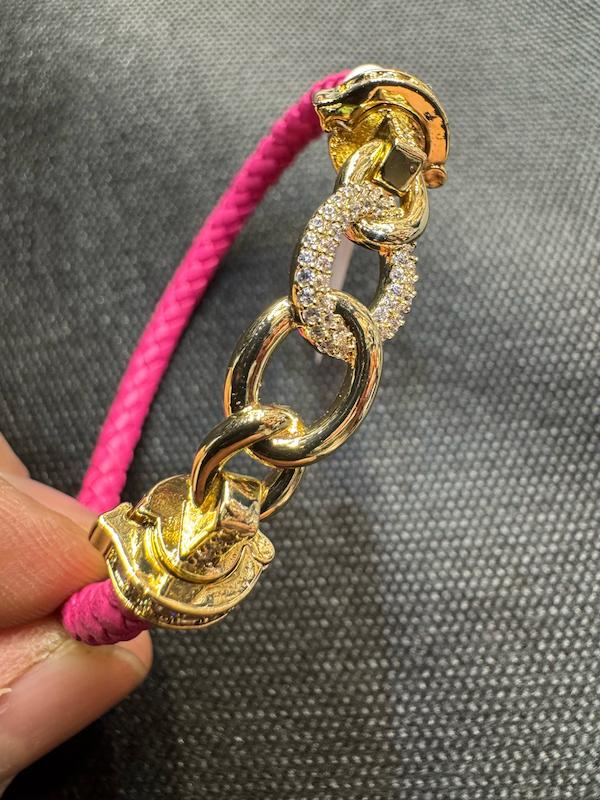 دستبند چرم وارداتی زنانه طرح CARTIER رنگ طلایی مشکی
