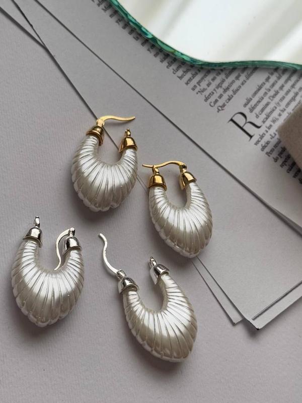 گوشواره زنانه وارداتی طرح Crescent shell رنگ سفید طلایی