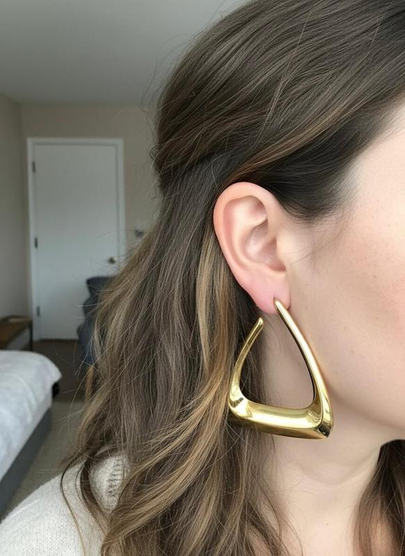 گوشواره زنانه وارداتی طرح Golden triangle مثلثی رنگ طلایی