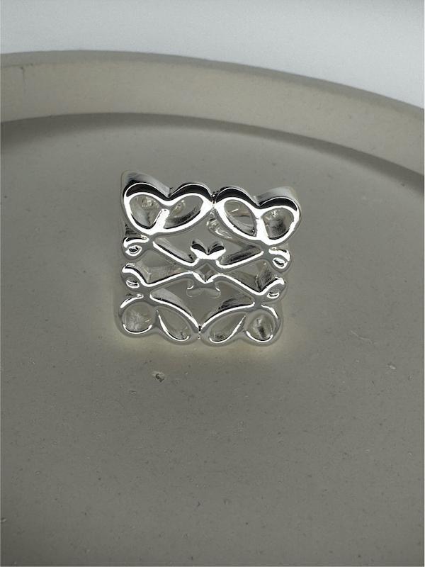 انگشتز زنانه وارداتی طرح لووه loewe آبکتری نقره فری سایز
