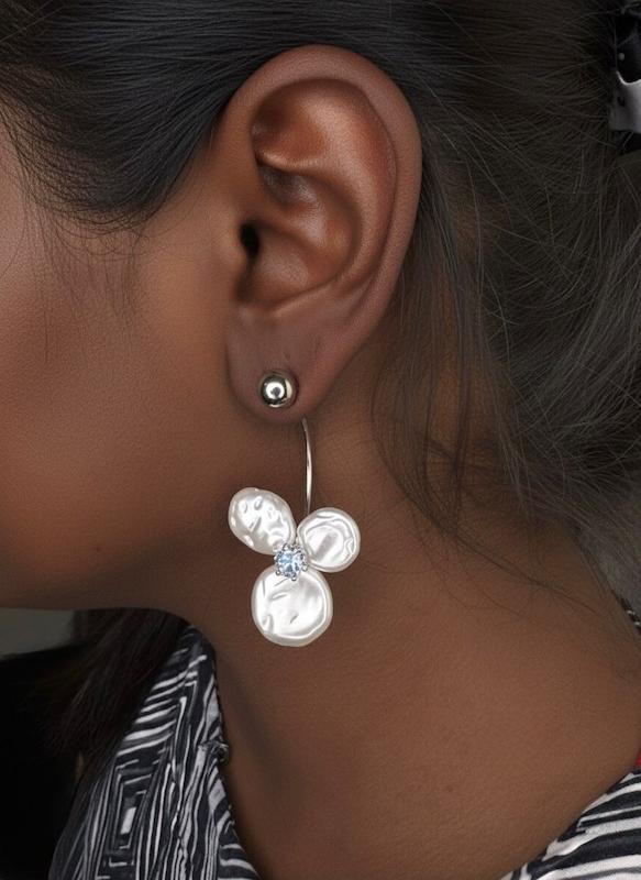 گوشواره زنانه وارداتی طرح Pearl flower silver گل مروارید رنگ سوزانی رنگ نقره ای
