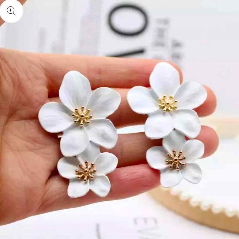 ست گردنبند و گوشواره زنانه وارداتی طرح گل رنگ سفید طلایی
