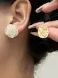 گوشواره زنانه وارداتی طرح گل ناهمگون رنگ طلایی سفید برند shein