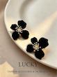 گوشواره زنانه وارداتی طرح black flowers رنگ طلایی مشکی برند shein
