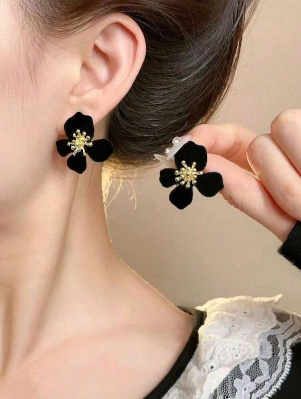 گوشواره زنانه وارداتی طرح black flowers رنگ طلایی مشکی برند shein