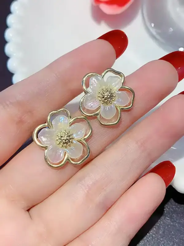 گوشواره زنانه وارداتی طرح گل سفید طلایی برند shein