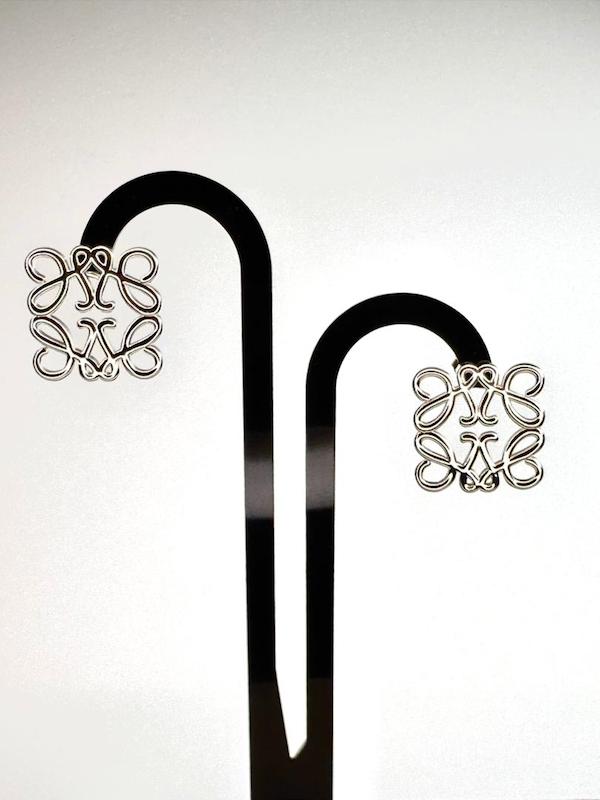 گوشواره زنانه وارداتی طرح Silver loewe لووه مدل سوزنی رنگ نقره ای بدون نگین