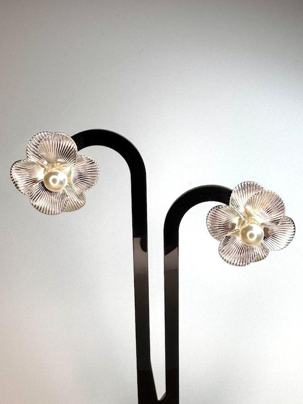 گوشواره زنانه وارداتی طرح Pearl flower گل مروارید مدل سوزنی رنگ نقره ای