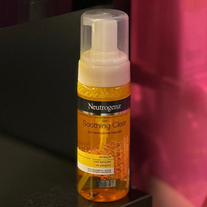 فوم شستشو زردچوبه Neutrogena