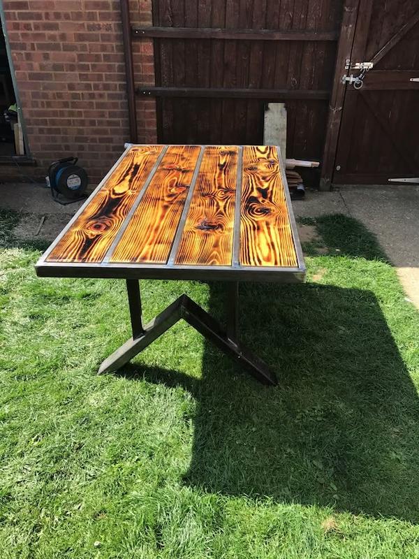 ناهارخوری چوبی