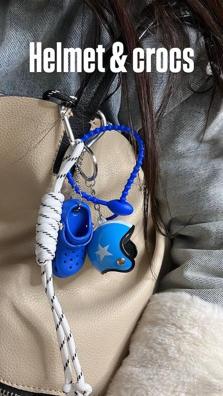 چارم بگ و آویز کیف زنانه وارداتی طرح ورزشی کراکس و کلاه ایمنی