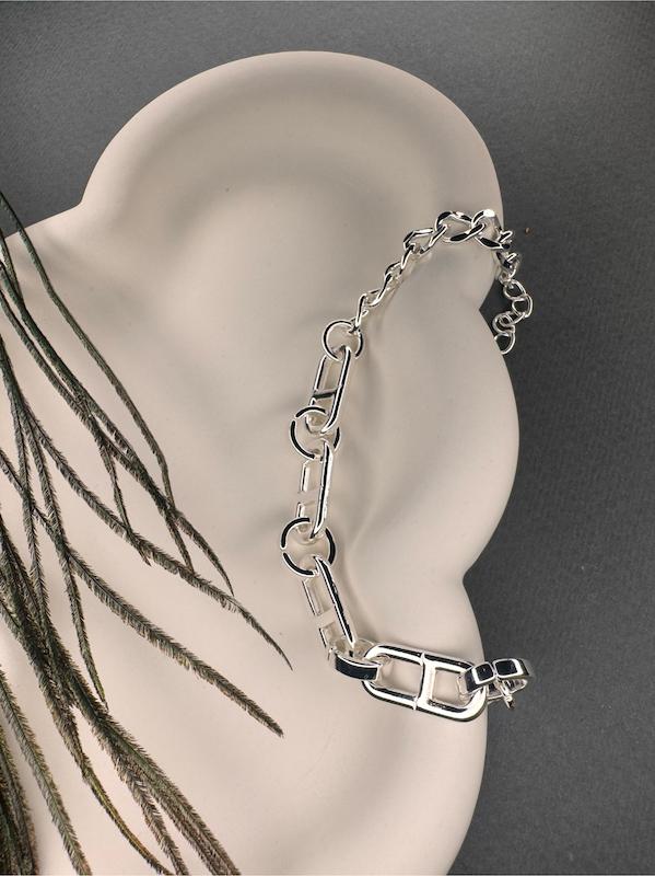 دستبند زنانه و مردانه وارداتی فری سایز طرح کارتیر cartier2 رنگ نقره ای آبکاری نقره 