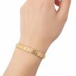دستبند زنانه وارداتی طرح کارتیر cartier لاو love رنگ طلایی آنلیمیتد unlimited با کد حک شده