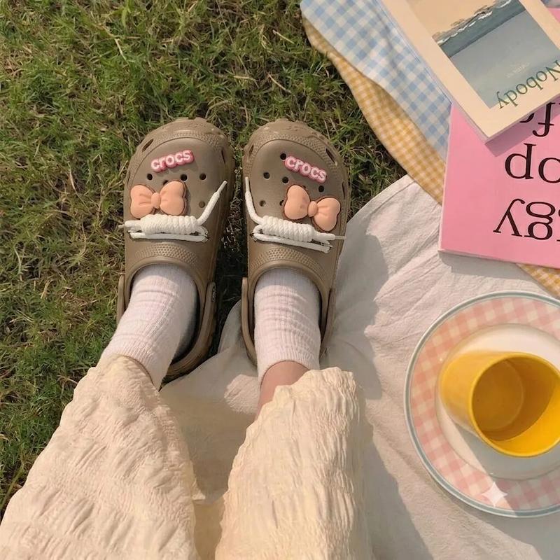 کراکس دمپایی ساحلی زنانه طرح katy رنگ نسکافه ای 