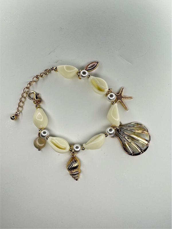 دستبند وارداتی زنانه طرح صدف ساحلی رنگ طلایی سفید
