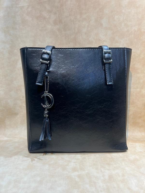 کیف زنانه ایستاده 