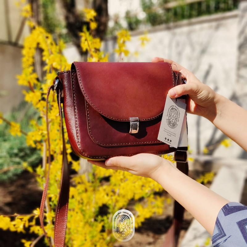کیف چرم طبیعی زنانه دست دوز آلا  مدل آوا