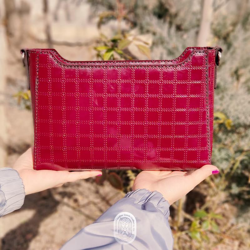 کیف زنانه چدم طبیعی دست دوز آلا مدل دلژین