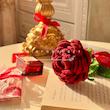شاخه گل رز زرشکی