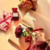 شاخه گل رز زرشکی