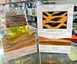 عطر یونیسکس Dunescape Armaf با رایحه پرتقال خونی، برگاموت، نارنگی، زنجبیل، سیب، صندل، مشک و کهربا
