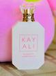 عطر زنانه Kayali Boujee Kitty Caramel Milk | 22 با رایحه کارامل، شیر، شکلات سفید، وانیل، مارشمالو و صندل