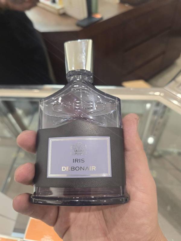 عطر Creed Iris Debonair 2026 با رایحه زنبق پالیدا، اسطوخودوس انگلیسی و نت‌های آروماتیک و چوبی