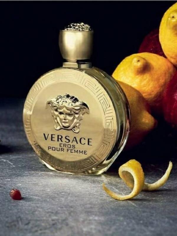 عطر ادکلن زنانه Versace Eros Pour Femme ورساچه اروس پور فم با بطری طلایی و نماد مدوسا