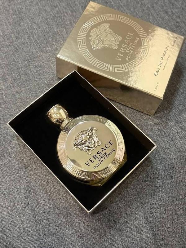 عطر ادکلن زنانه Versace Eros Pour Femme ورساچه اروس پور فم با بطری طلایی و نماد مدوسا