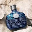 عطر Artisan Blu جان وارواتوس مردانه با رایحه‌ای خنک، سبز و مرکباتی؛ ترکیبی از برگاموت، ریحان، اسطوخودوس و نت‌های چوبی