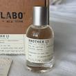 عطر یونیسکس له لابو اَنادر ۱۳ Le Labo Another 13 با بطری مینیمال و لیبل سفید